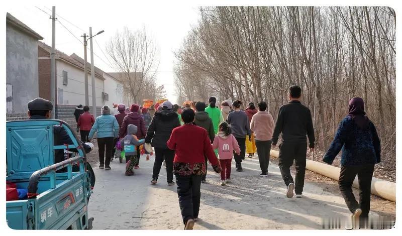 晒图笔记大赛 马年走亲戚真是太有氛围感了！就像我去亲戚家，刚进门就被热情包围，糖