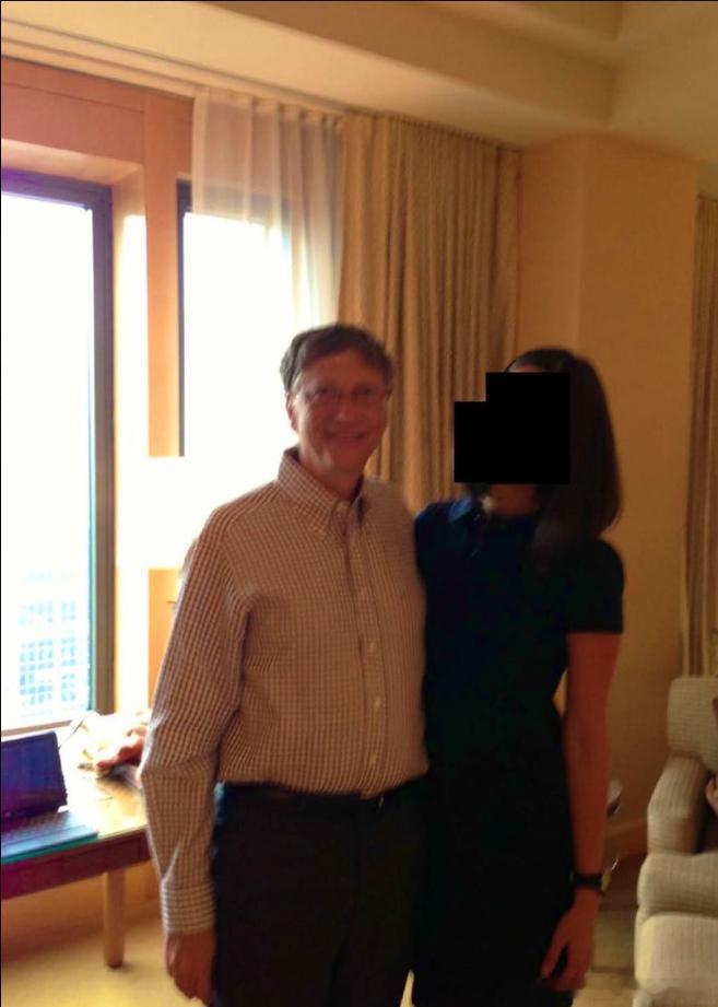 【黄金时代】新解密的爱泼斯坦文件，比尔盖茨被一名挡脸的年轻女士拦着腰，亲密地站在