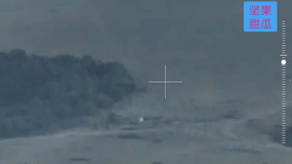 库尔斯克D30发威。乌军把一些弹药堆放在路边，靠近林带，俄军无人侦察机发现了这一