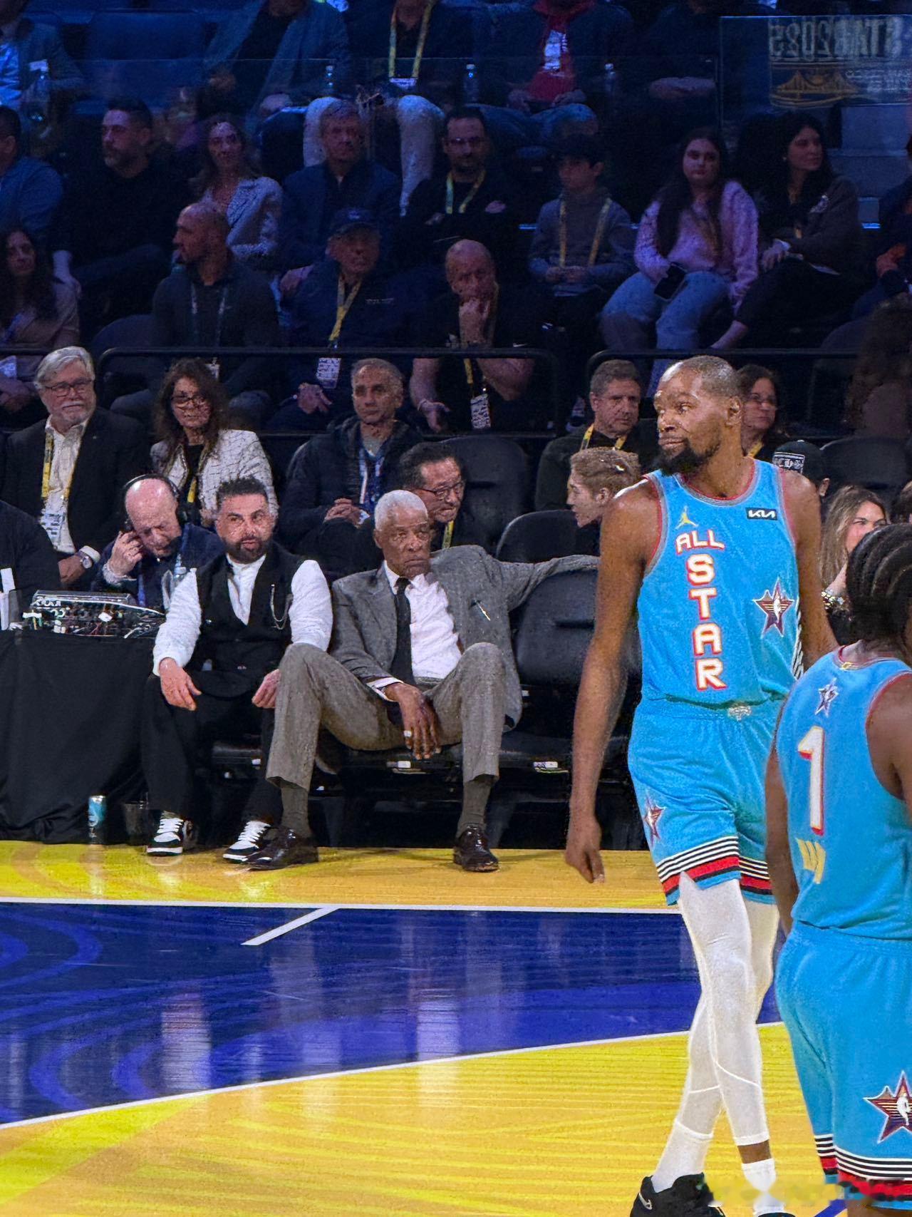 王嘉尔和篮网老板同框热聊  看王嘉尔在NBA全明星现场和蔡崇信聊天，仿佛看到两个
