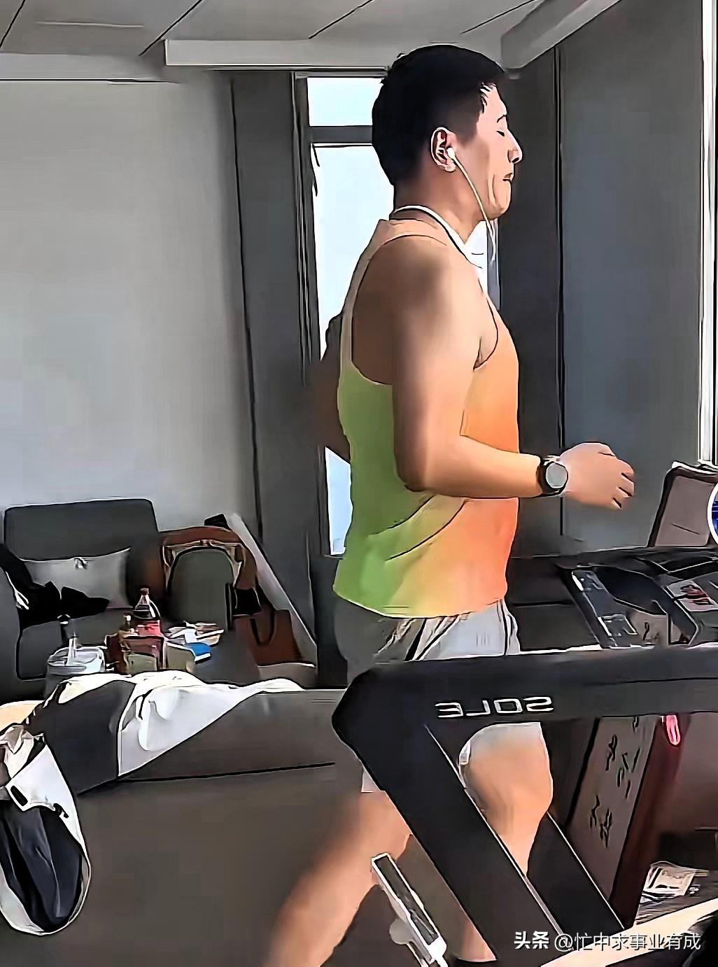 张雪峰办公室健身房内景曝光，他有中午下班后跑步的习惯，关门戴上耳机。出事时员工都