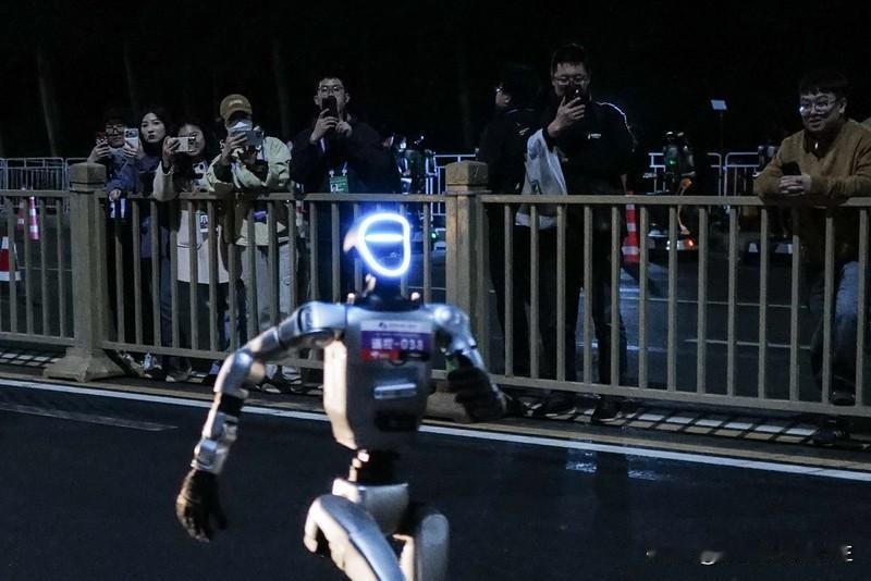 正在进行的2026北京亦庄·人形机器人半程马拉松引发关注，最大的看点，是人类与机