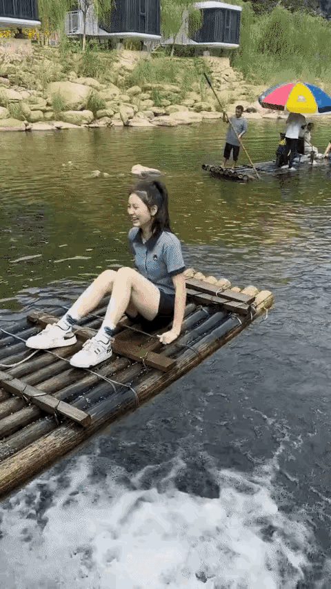 漂流要这么玩才刺激，不过我觉得是NPC故意的户外游玩漂流 自然生态漂流 水上漂流