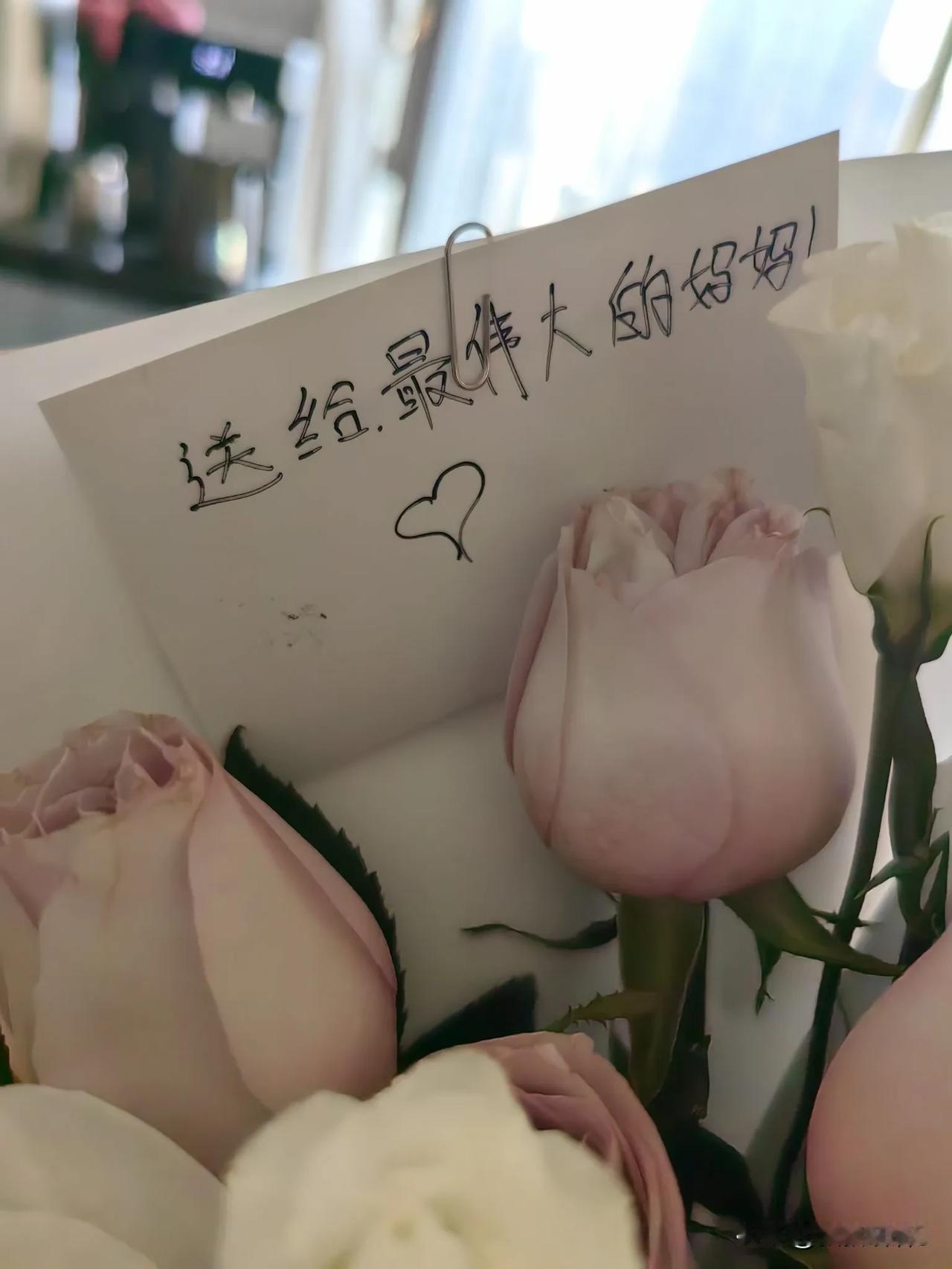 孩子无论长到多大，始终都是妈妈的心头挚爱；妈妈哪怕垂垂老矣，心中也永远装着自己的