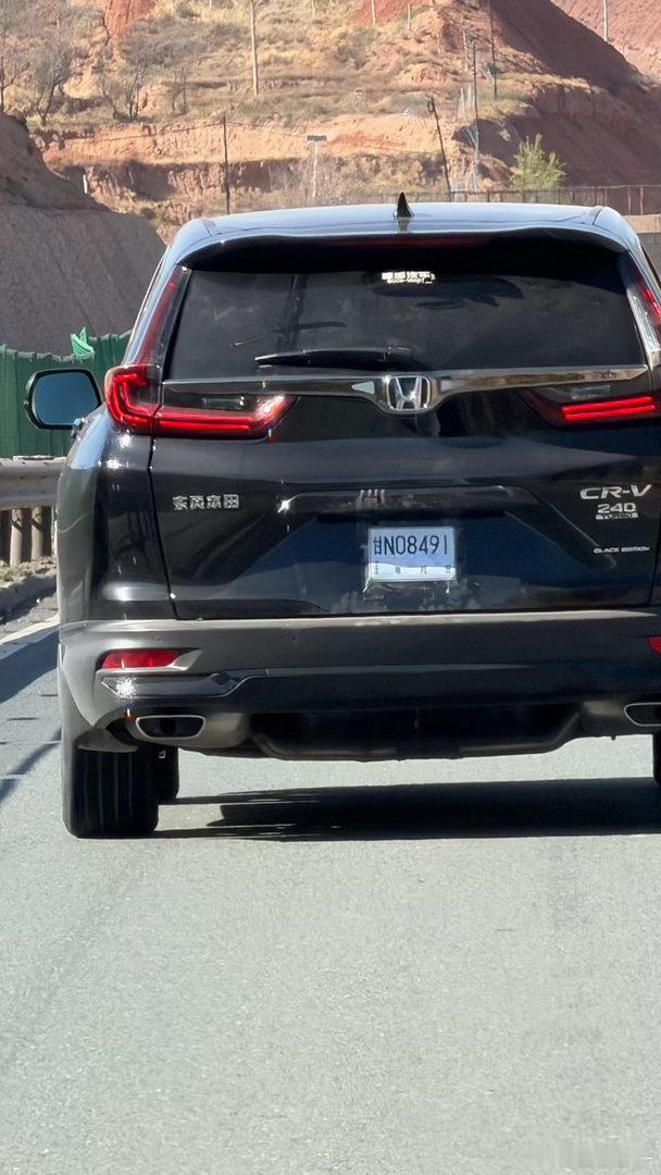 汽车  谁告诉你临牌贴这里？远看以为国外的车牌呢临牌