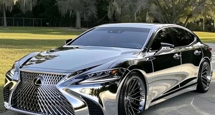 优雅与力量的凝结前脸锐利的纺锤形格栅与L型矩阵大灯，构成一幅不怒自威的凝视。流畅