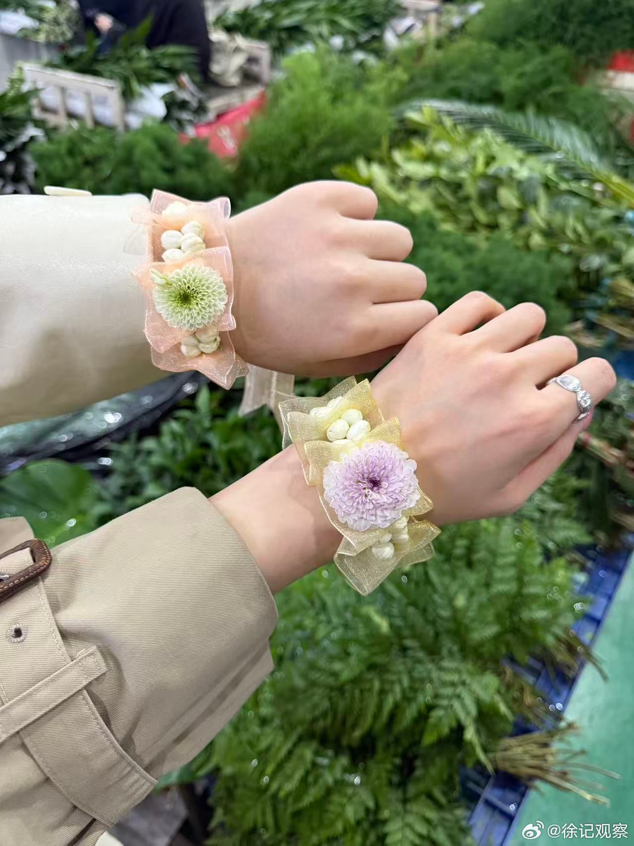 昆明斗南花市坐落于呈贡区滇池东岸，有“亚洲花都”“金斗南”的美誉，是亚洲最大鲜切