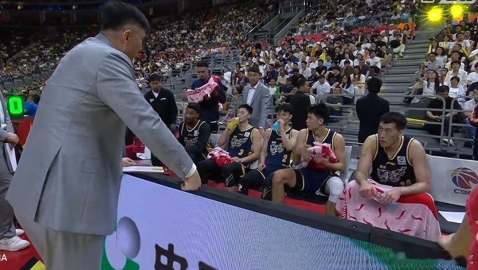 广东队落后13分了，杜锋指导还有招吗？分差其实不大，但以球队目前的状态和手感，我