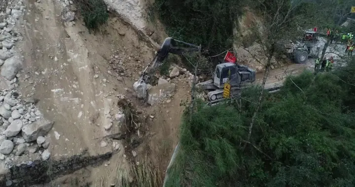 海螺沟|四川海螺沟景区200余人被困，景区人员：不敢随便用手机，怕电不够