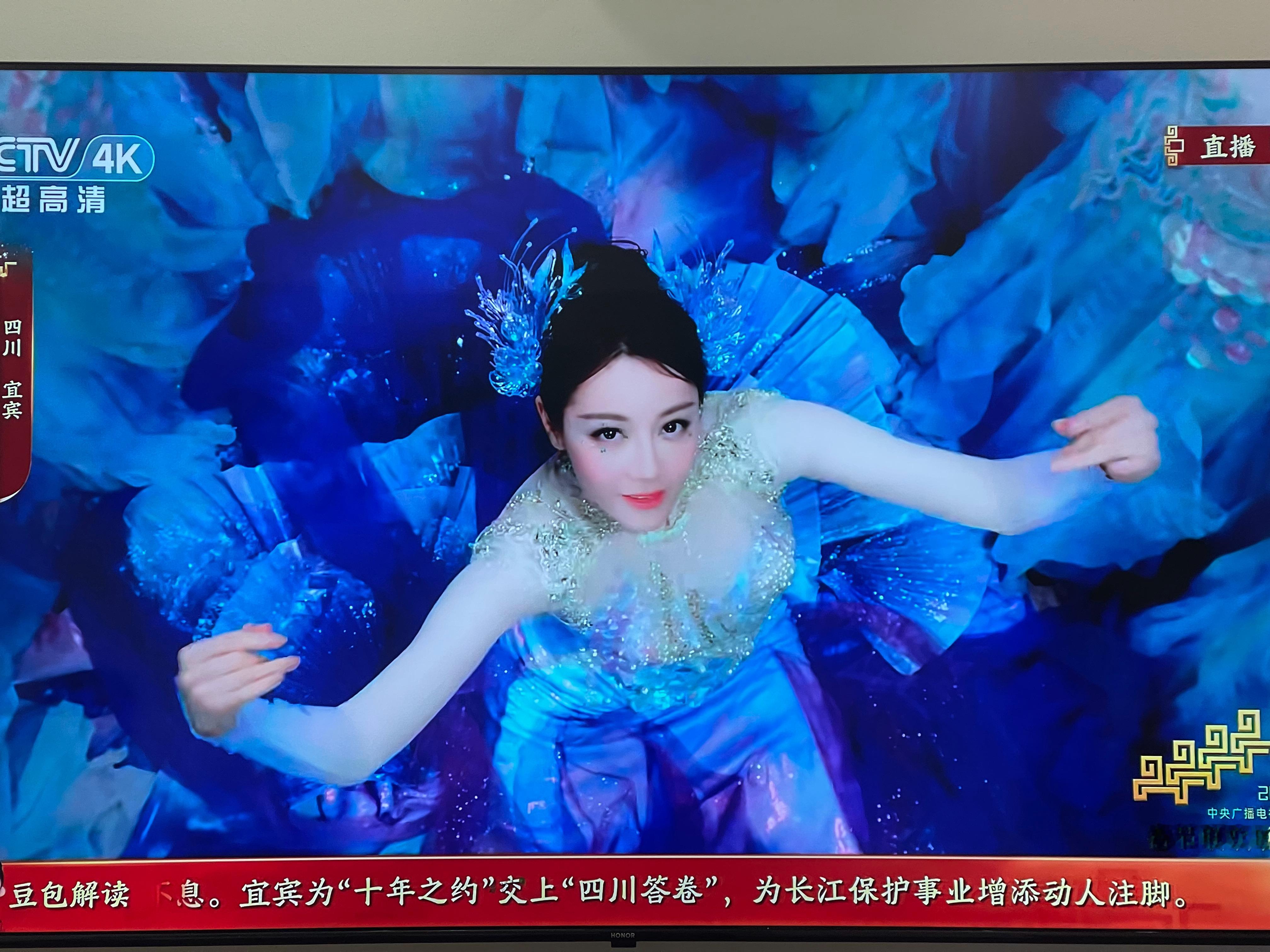 春晚段子大考 《立上游》迪丽热巴的舞美太漂亮了，仙气飘飘！美出新高度啦🥰另外得