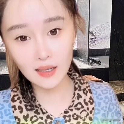 球球搓澡被大姐追着要合照！两人对视瞬间，尴尬到脚趾抠地
 
赵本山女儿球球直播讲