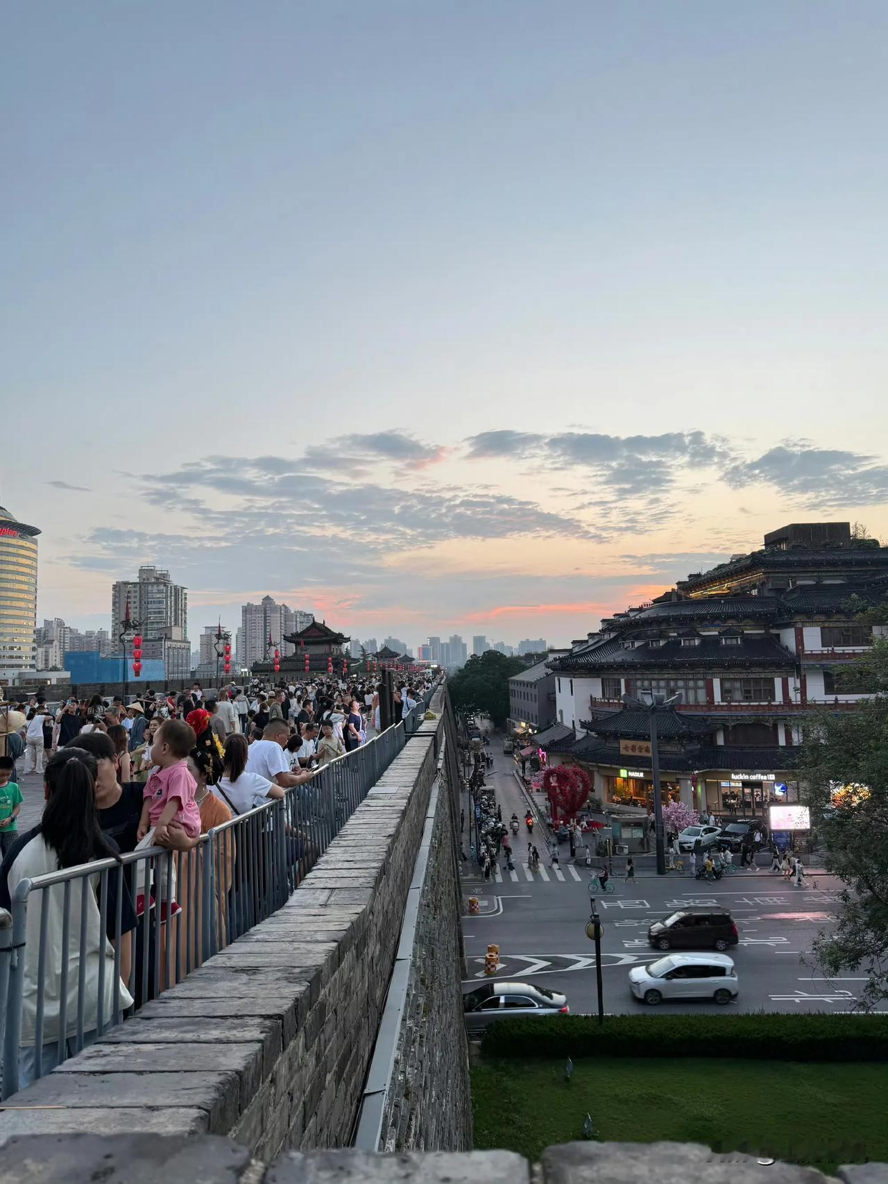 《把黄昏挤成盛唐》

八月中旬，旅游旺季的西安城墙，人是真的多。

下午六点半，