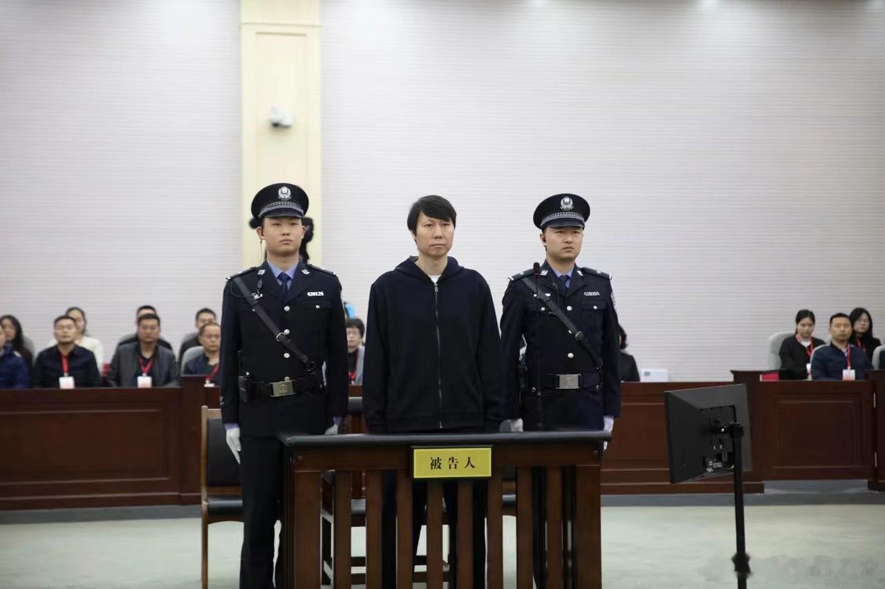 出庭受审的李铁标志性刘海依旧。他被指控受贿总计7764万元，总行贿4205万元，