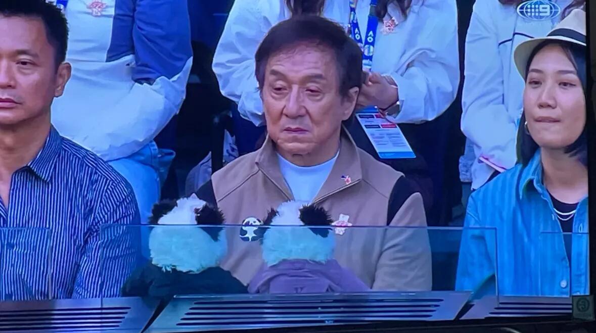 曾经的男神，如今老了也是一脸的疲倦，当年的风采不再，他穿着浅咖的薄款外套，坐在人