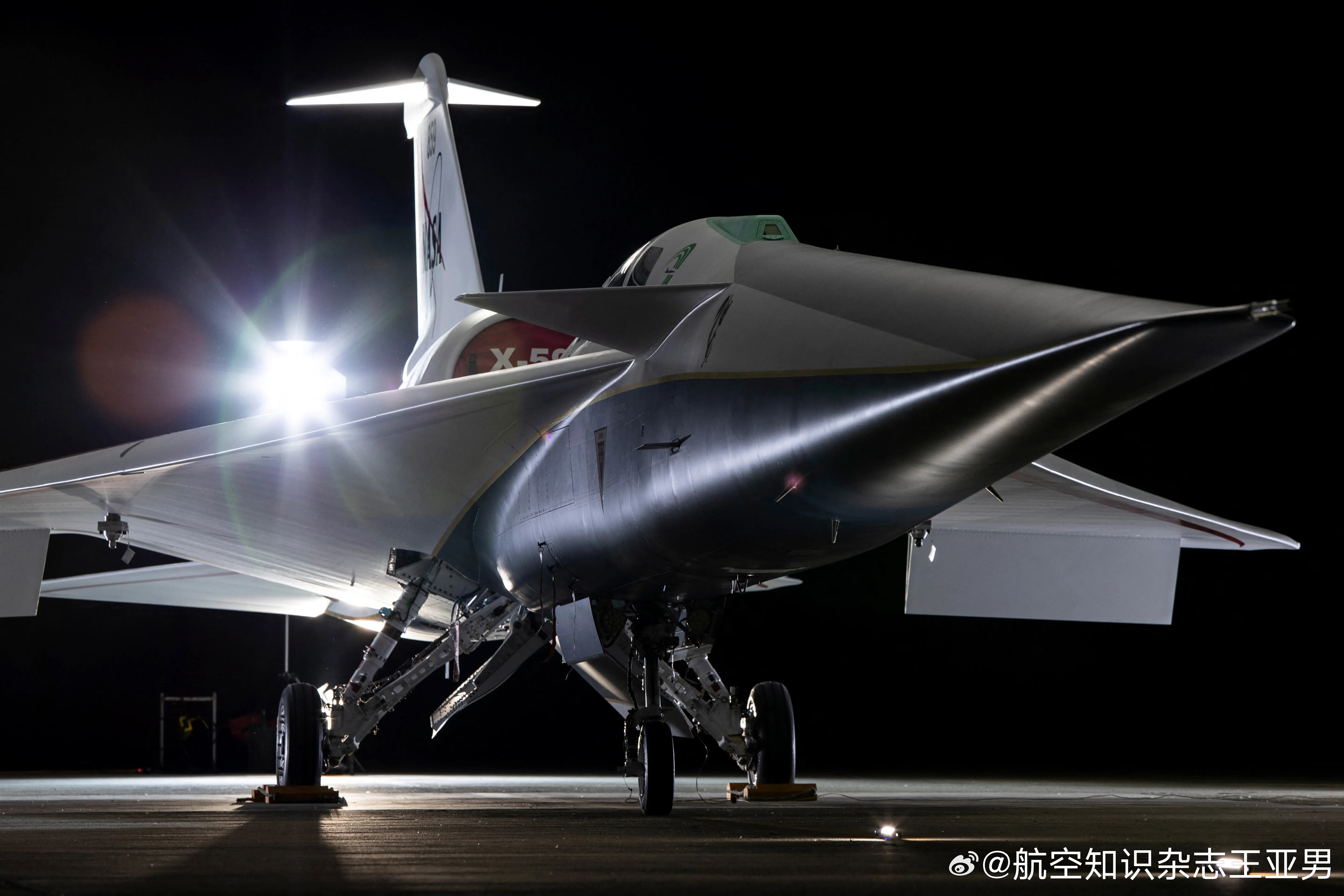 NASA与洛克希德·马丁公司“臭鼬工厂”联手打造的X-59安静型超声速飞机正在进