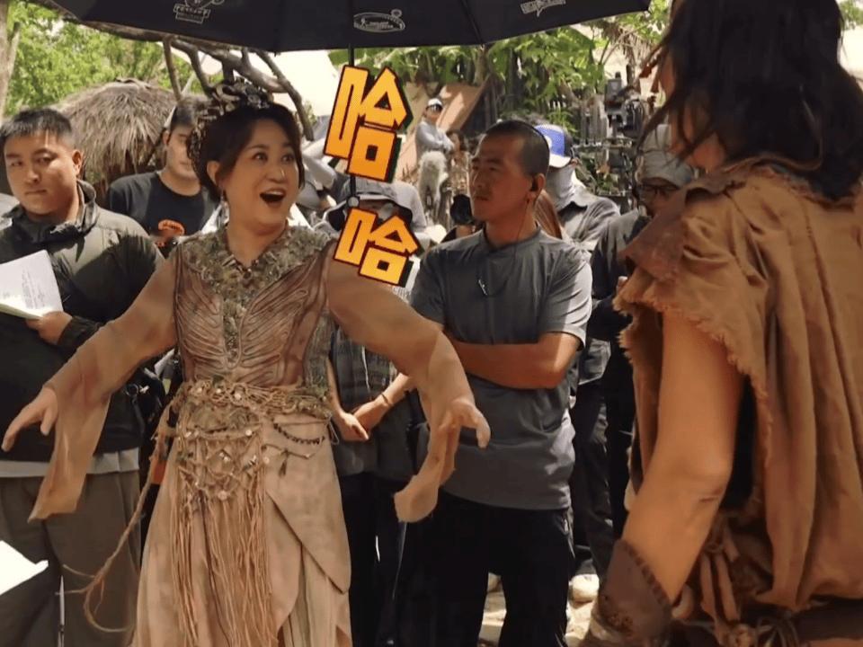 马丽乔杉杠铃般的笑声 别人的笑声是银铃般悦耳，马丽和乔杉一开口直接是杠铃般的笑声