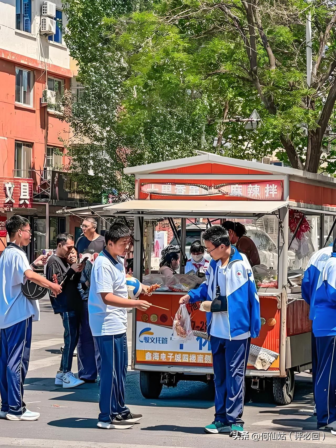 曝光！廉价路边油炸小吃藏重大隐患，很多家长正带孩子踩坑！
一定要警惕！很多学校门