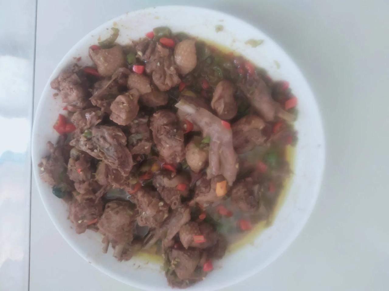 #分享美食食谱#
我今天做了啤酒鸭。
感觉自己的厨艺又增长了。
买了半边鸭。
切