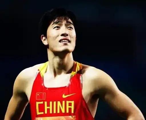 刘翔编制争议：体坛巨星退役出路只能二选一？

一场关于“吃空饷”的热议，把功勋运
