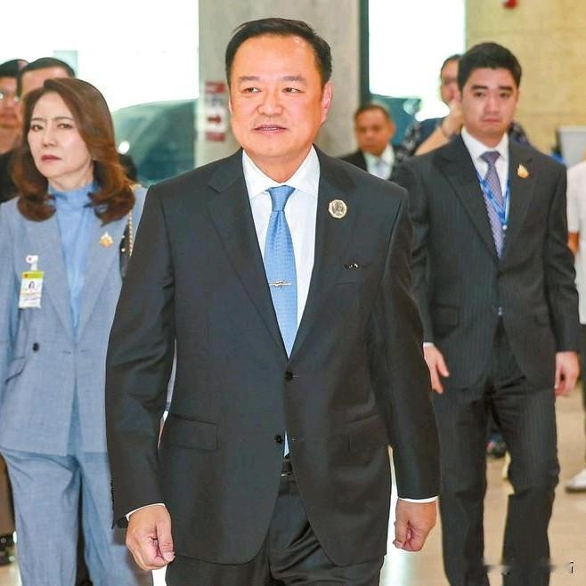 特朗普一边要求泰国零关税，一边又对人家征收高额关税，现在又打电话要别人停火，一面