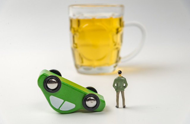 【#男子醉驾撞上石头致妻子死亡获刑#】#男子醉驾出车祸致车上妻子死亡获刑#男子崔