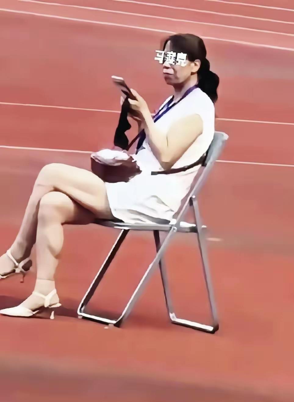 全场就她一个“钉子户”！
甘肃平凉奏国歌，别人都站得笔直，就这位工作人员翘着二郎