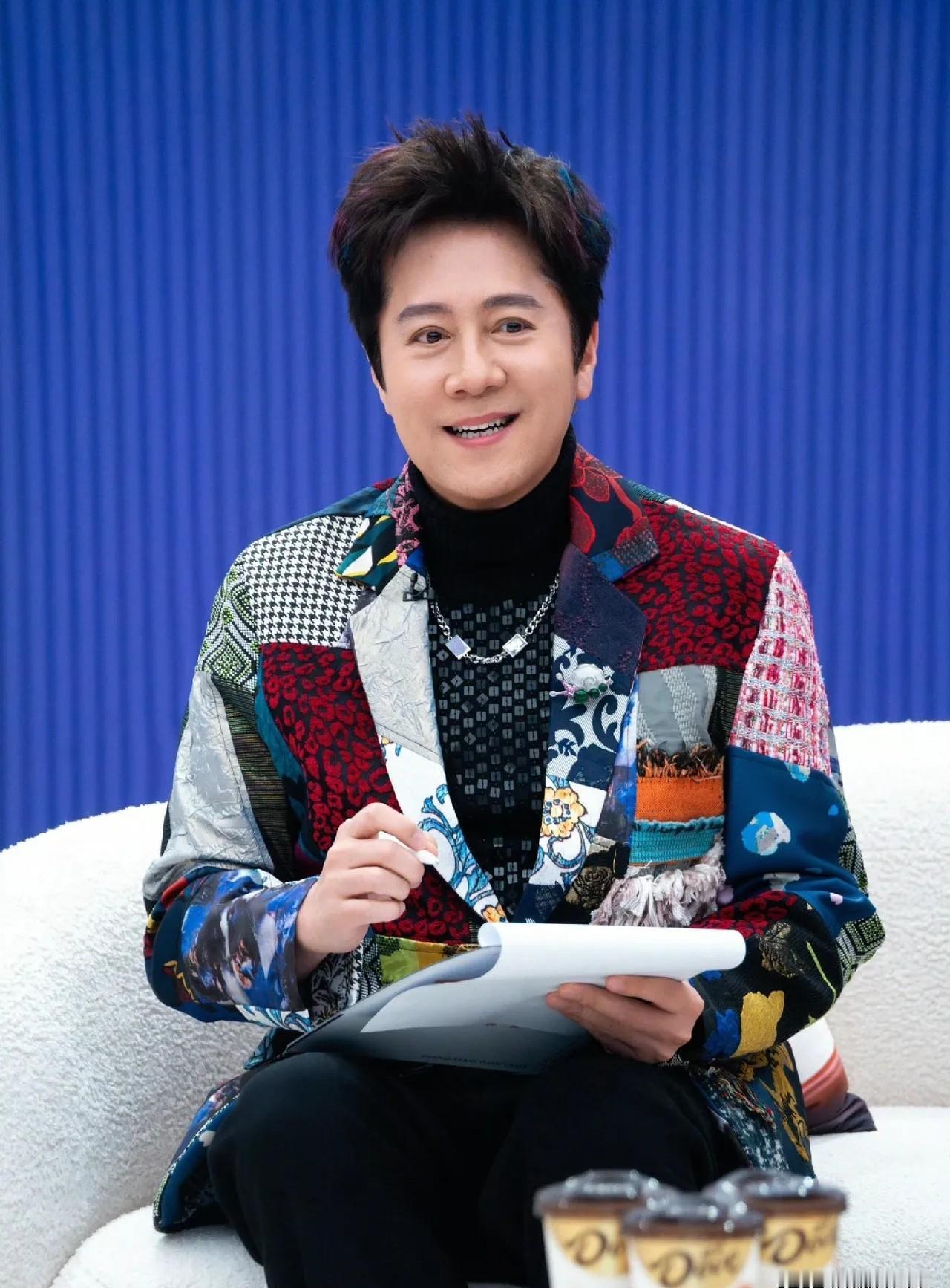 56岁，西装上开染坊。
蔡国庆在《时光音乐会》一亮相，我手机差点没拿稳。
不是帅