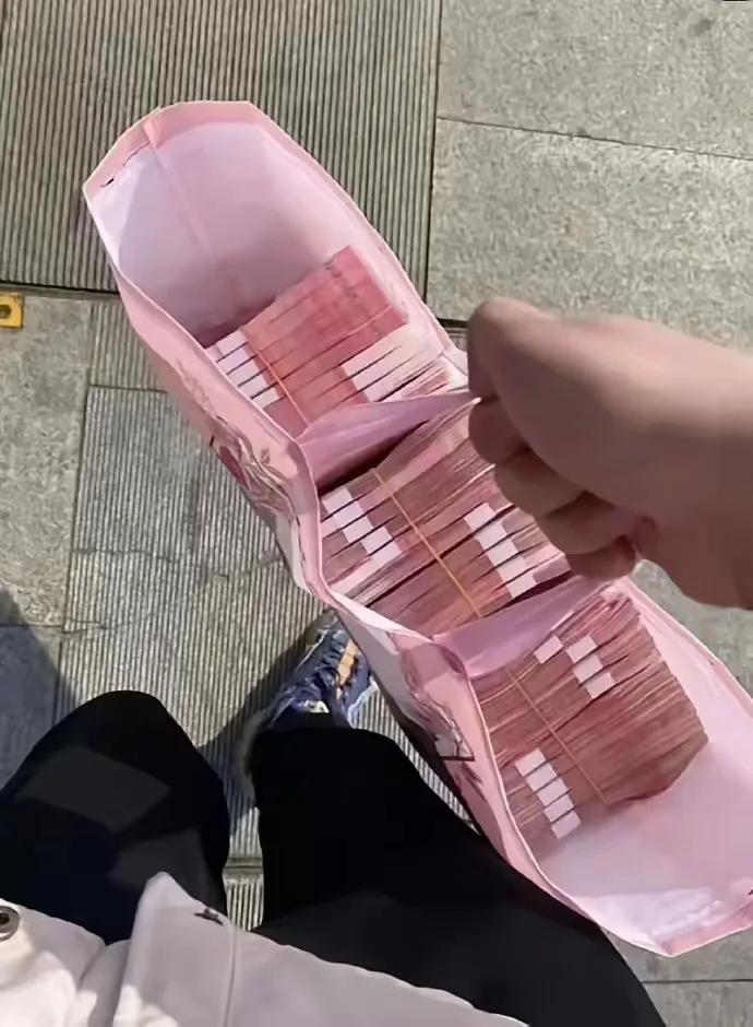 湖北黄石，女子在网上认识一男子，两人交往14天后，男子提着10万彩礼来到女子家，