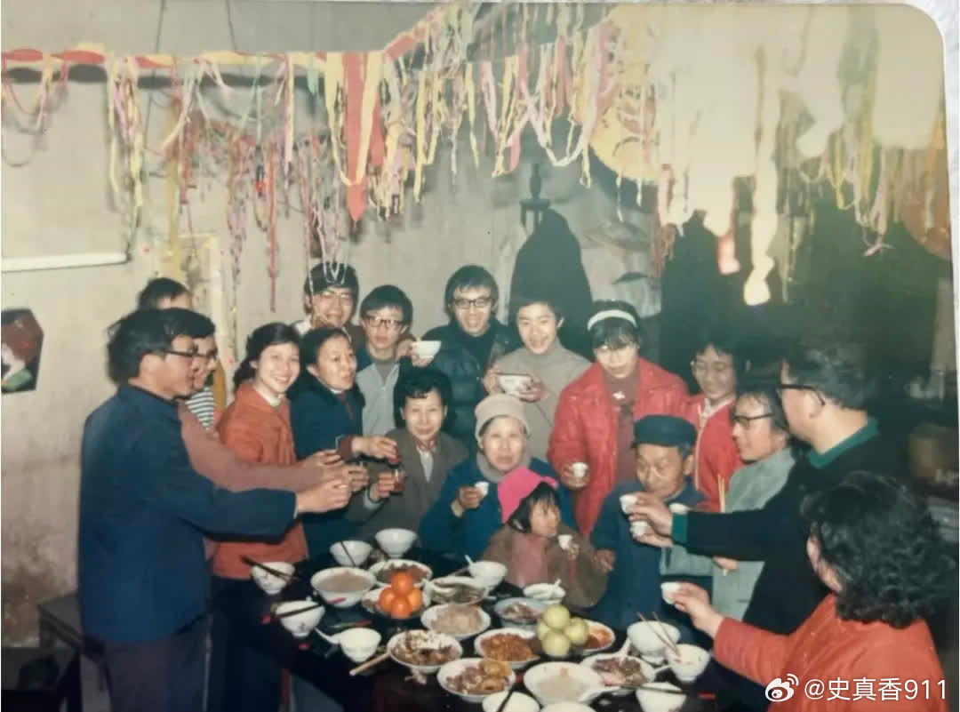 1984年的除夕，热热闹闹充满了年味。这些极有生命力的照片，就像时空隧道把我吸入