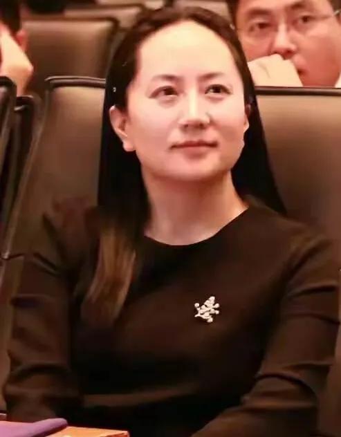 两个女人，不仔细看，还以为是同一人。一个是商界精英，一个是银屏影后。仔细端量，前