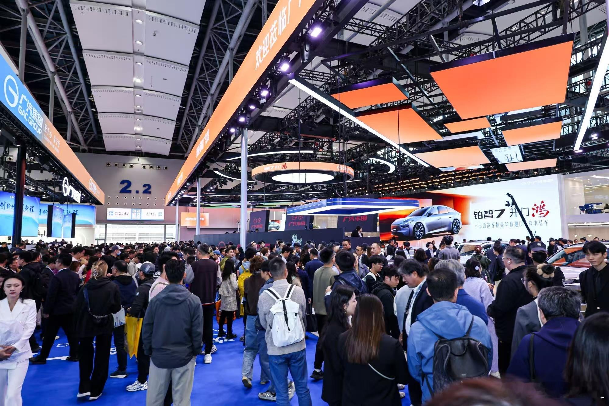 今天逛车展，广丰展馆这人气，也真是爆了！丰田铂智7亮相了！双腔空悬、鸿蒙座舱、激