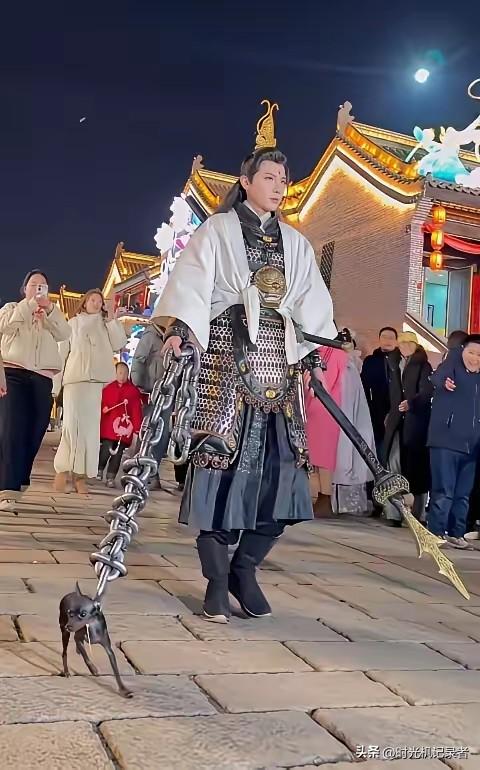 看样子是真的哮天犬，否则何至于用这么大的铁链！