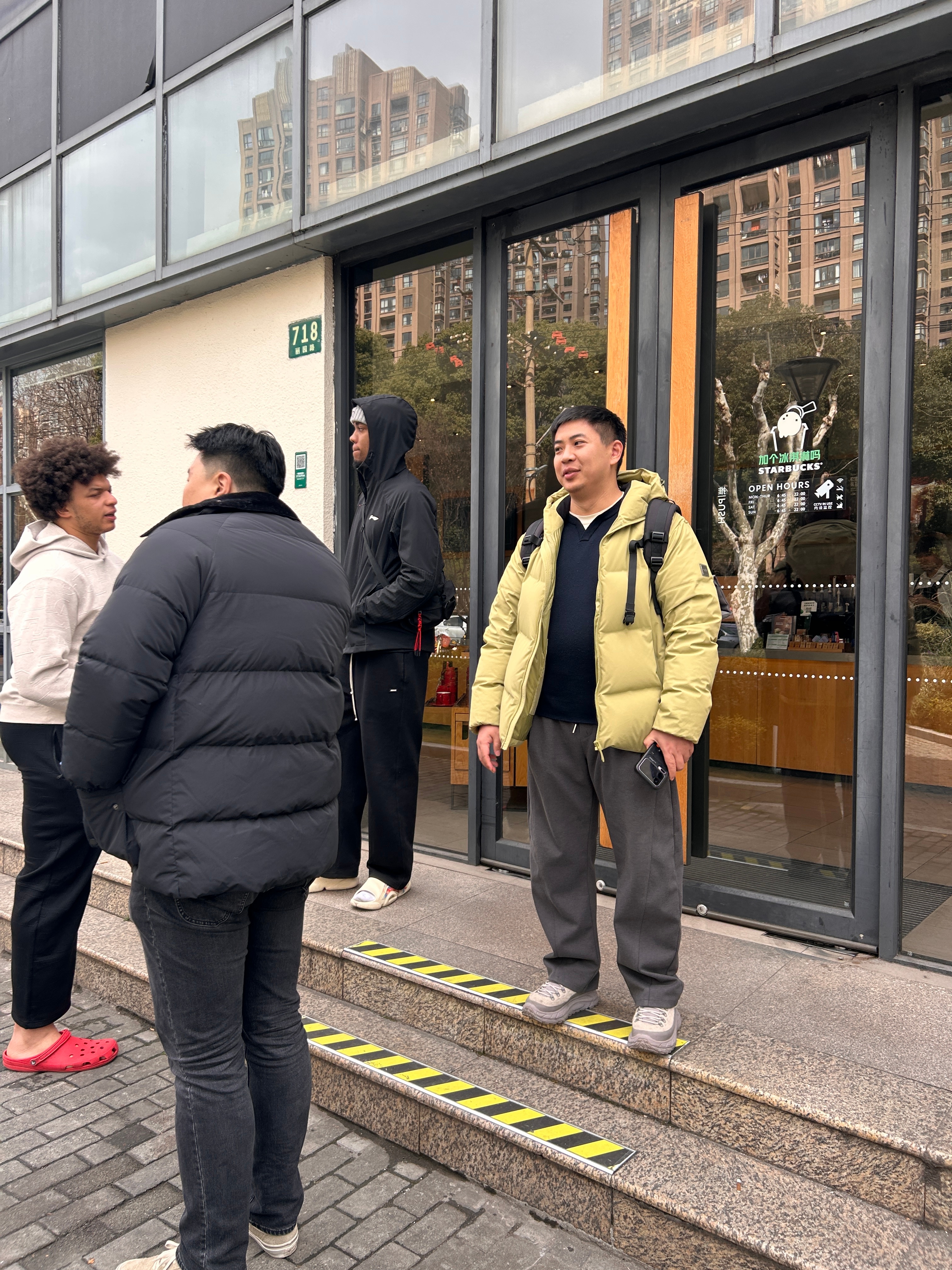 拍摄花絮，我跟小胖说，你可以再长高🤏🏻一点。洛夫顿cba上海男篮