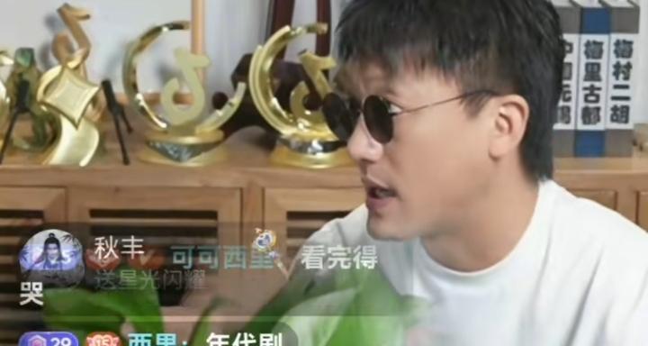 二饼宣布7月4日将举办线下演出活动，粉丝们既能进入直播间观看，也可前往现场亲身感