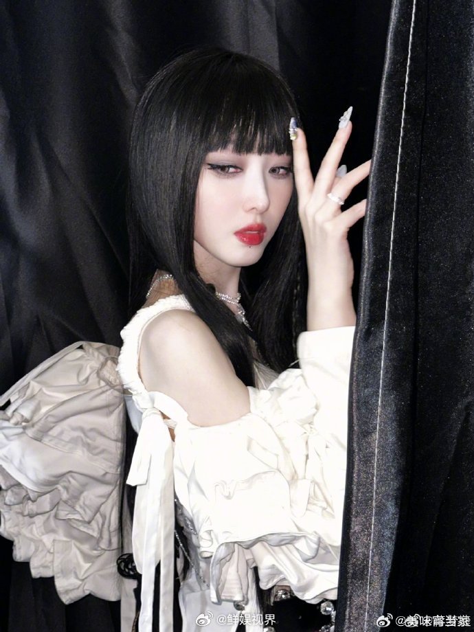 蒋梦婕二公舞台乘风2025蒋梦婕二公舞台造型太美，黑长直烟熏妆神秘优雅，小短裙增