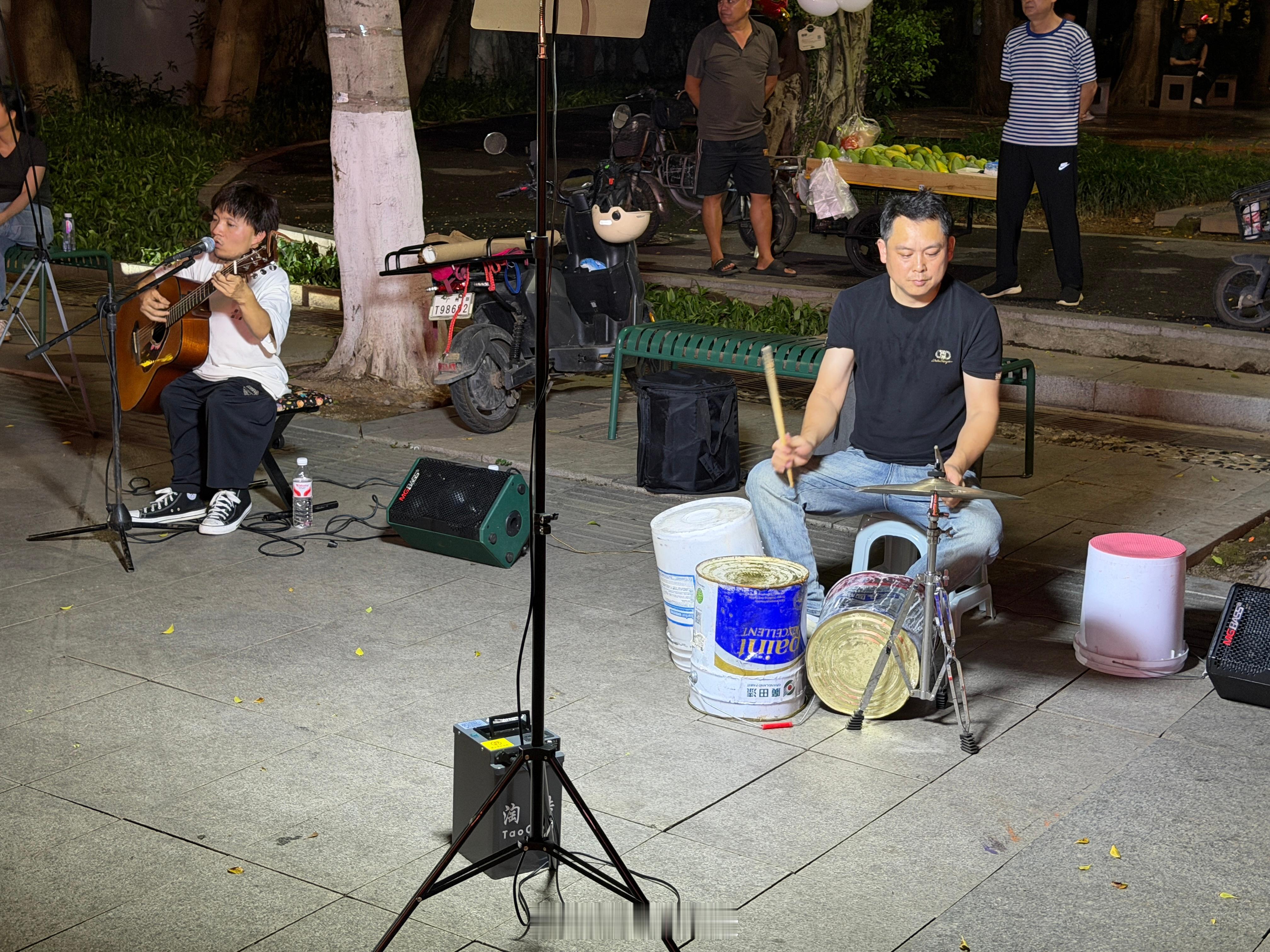 小时候也想像这样做一个流浪的街头歌手，长大后只剩下流浪街头了 