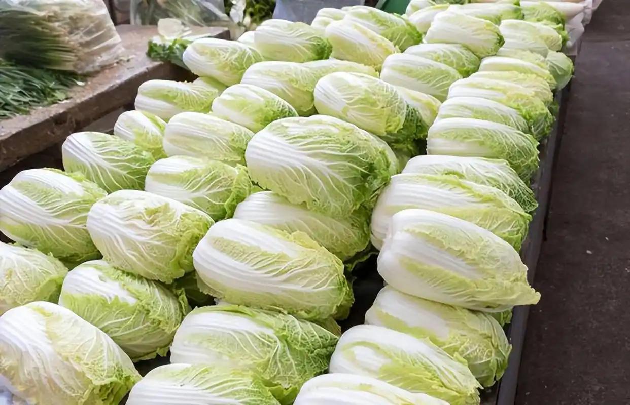 白菜蘸甲醛，红薯拌农药，杨梅泡毒药水，猪肉、肉丸、肠粉等掺硼砂，腊肉等喷敌敌畏…