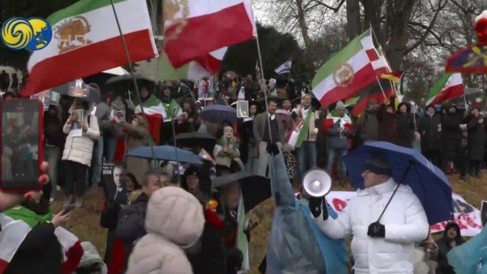 凤凰新闻【大规模反伊朗政权游行在慕尼黑爆发】据凤凰卫视报道，当地时间2月14日，