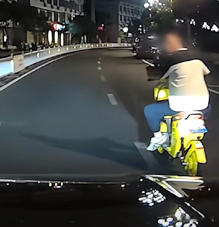近日，福建福鼎，一男子骑电瓶车故意蛇形走位，就不让后面的轿车通行，还时不时地转头