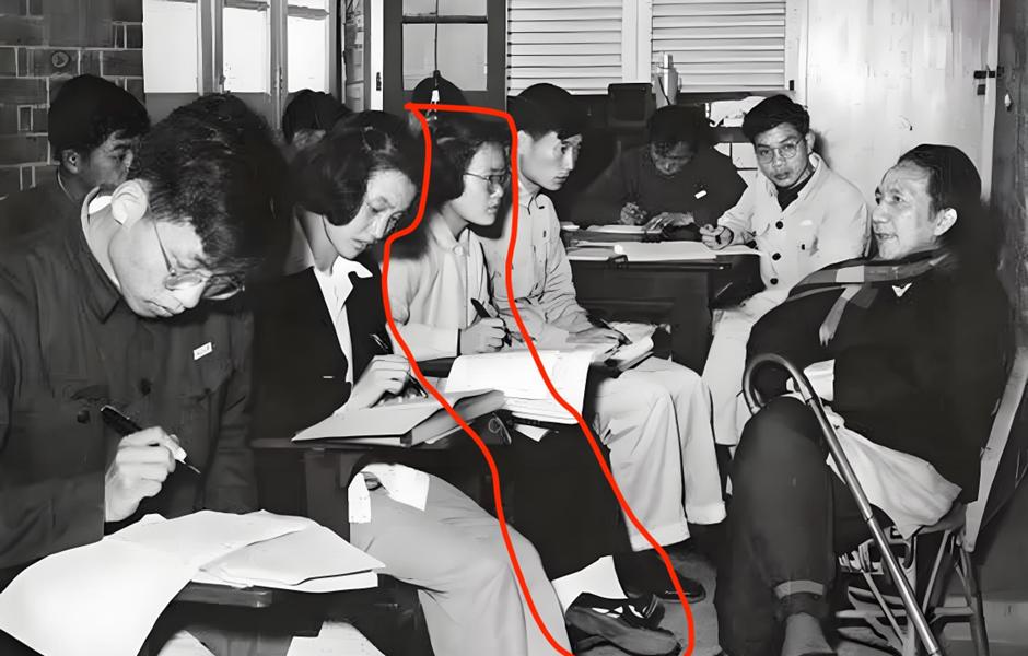 上世纪五十年代，中山大学课堂里陈寅恪讲“元白诗证史”，一张流传很广的老照片上，第