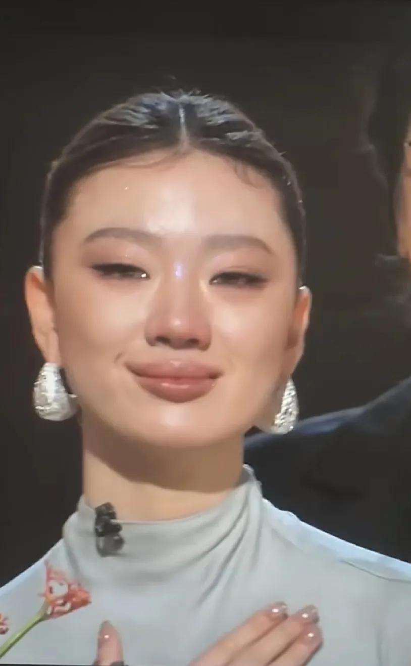 怎么肥事，
近看嘴巴咋这样啊，
越来越get不到她的美了，
不过歌是真的好听。