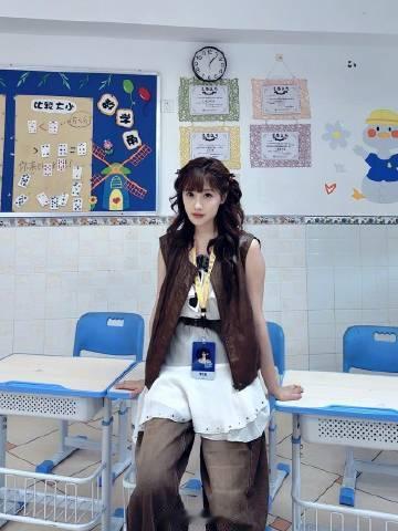 李艺彤完全女高中生李艺彤海豹公主罚站版 真的是觉得太萌太可爱了吧。李艺彤海豹公主