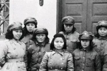 1942年，7名女译电员被日军包围，兽性大发的鬼子见她们年轻貌美，正要上前侮辱。