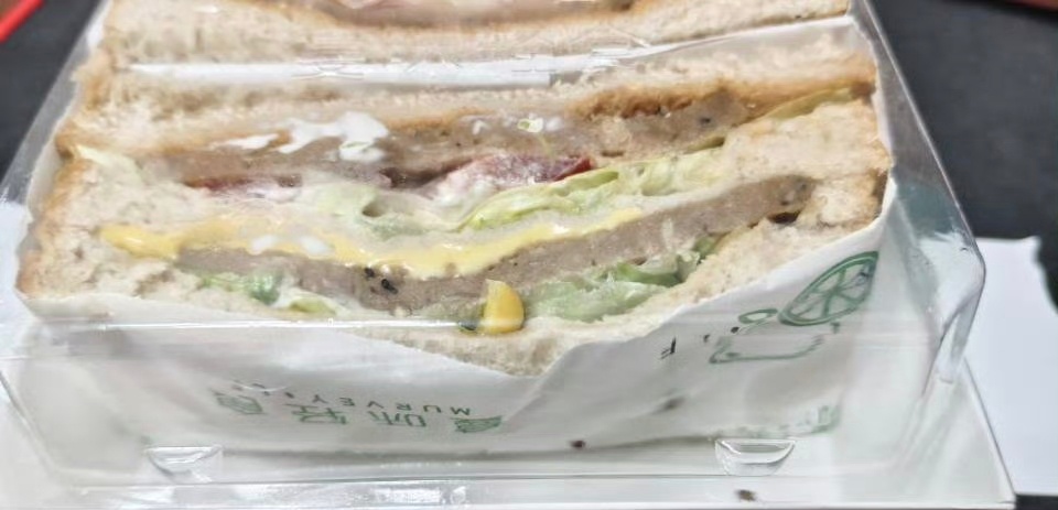 蔓味轻食烤箱油污堆积过期食材混放蔓味轻食员工无健康证上岗近日，四川南充市市场监管