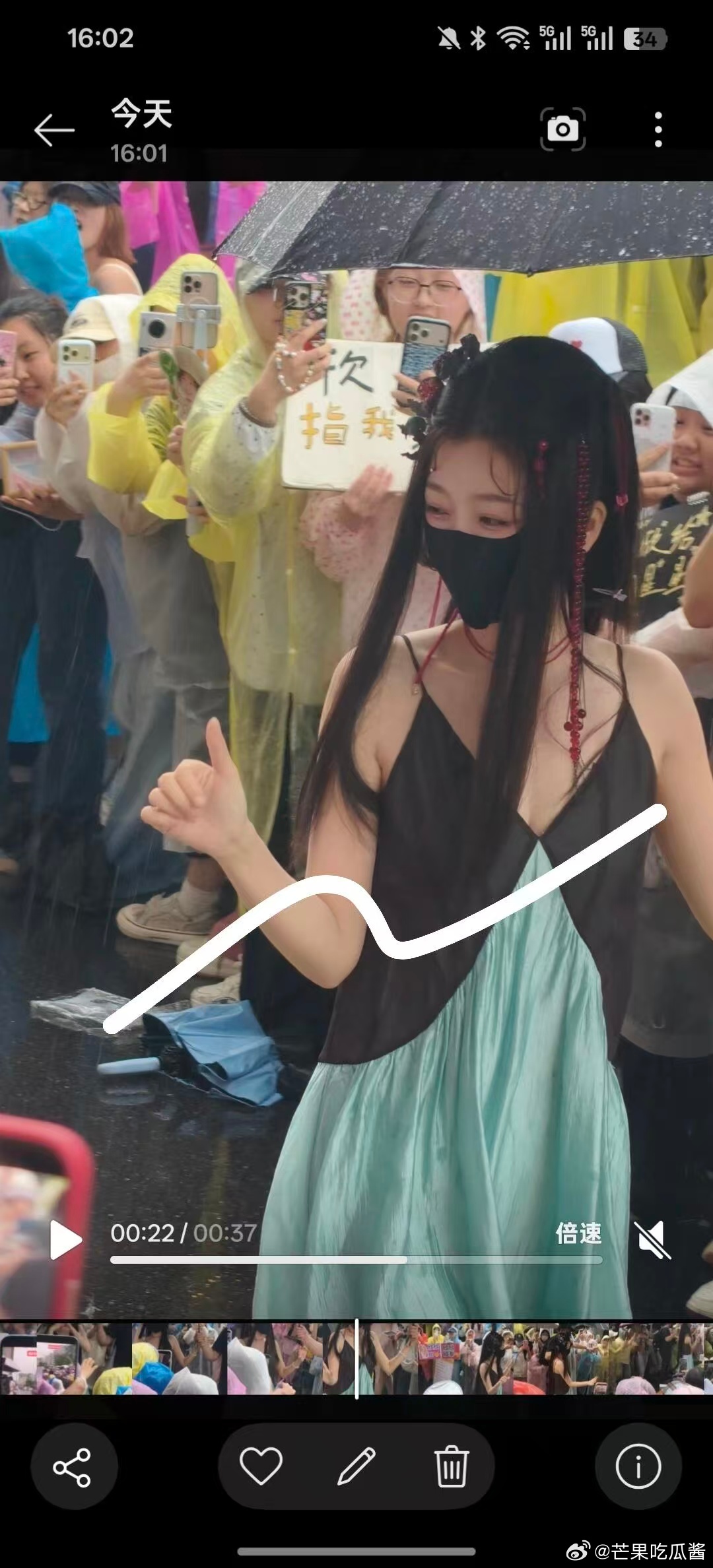 虞书欣雨中撑伞饭撒现场拍到虞书欣雨天撑伞饭撒的画面十分治愈，细雨里依旧用心顾及每
