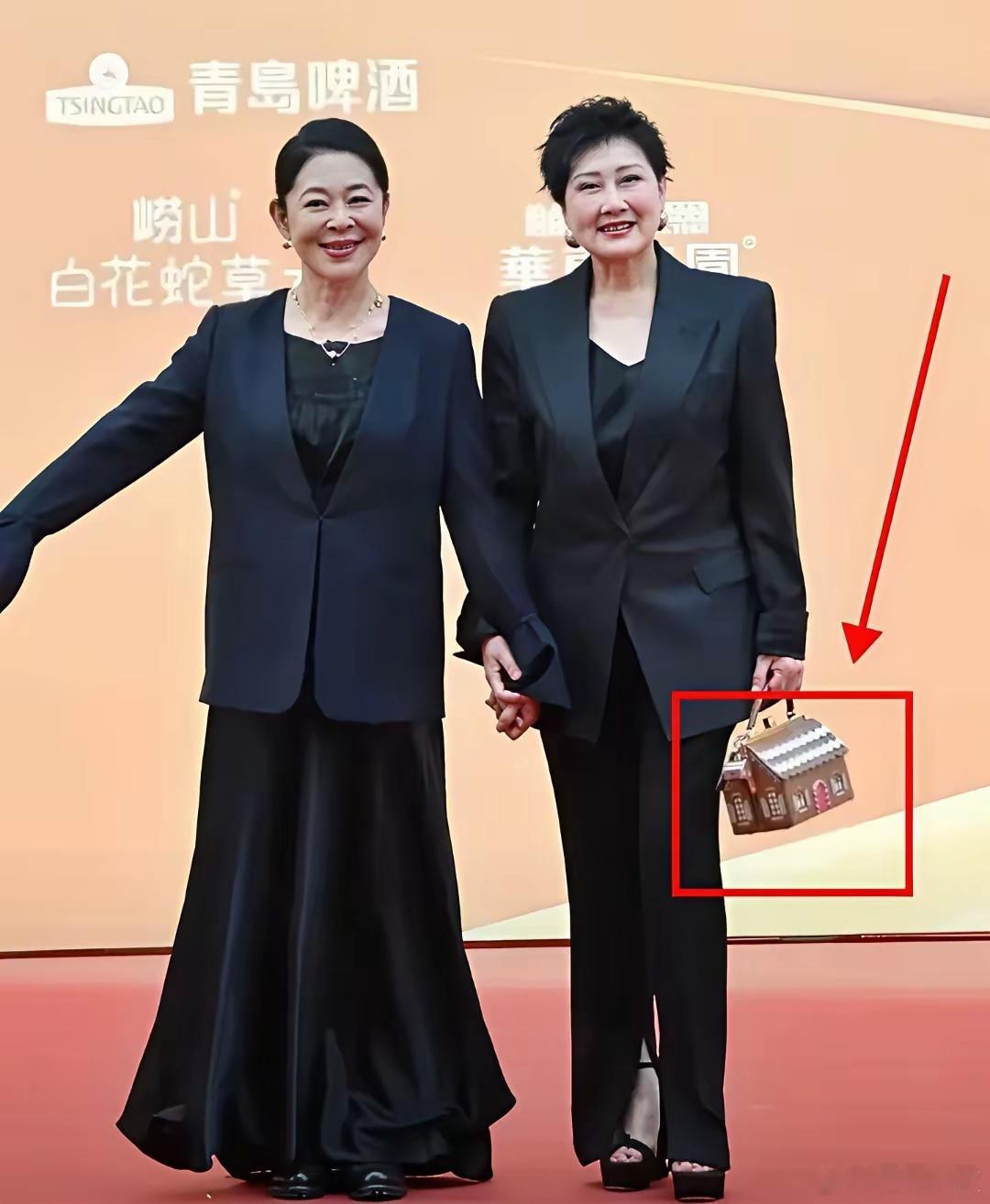 华表奖张凯丽又被狠批，说是这个包太土了。大家认同吗？手提一套房，脚穿恨天高，旁边