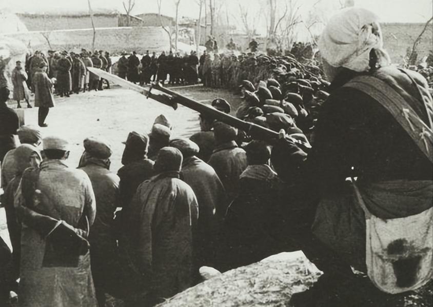 1946年，刘伯承想打敌王牌师，不料点将时，二野许多名将皆沉默不语。邓在一旁激道