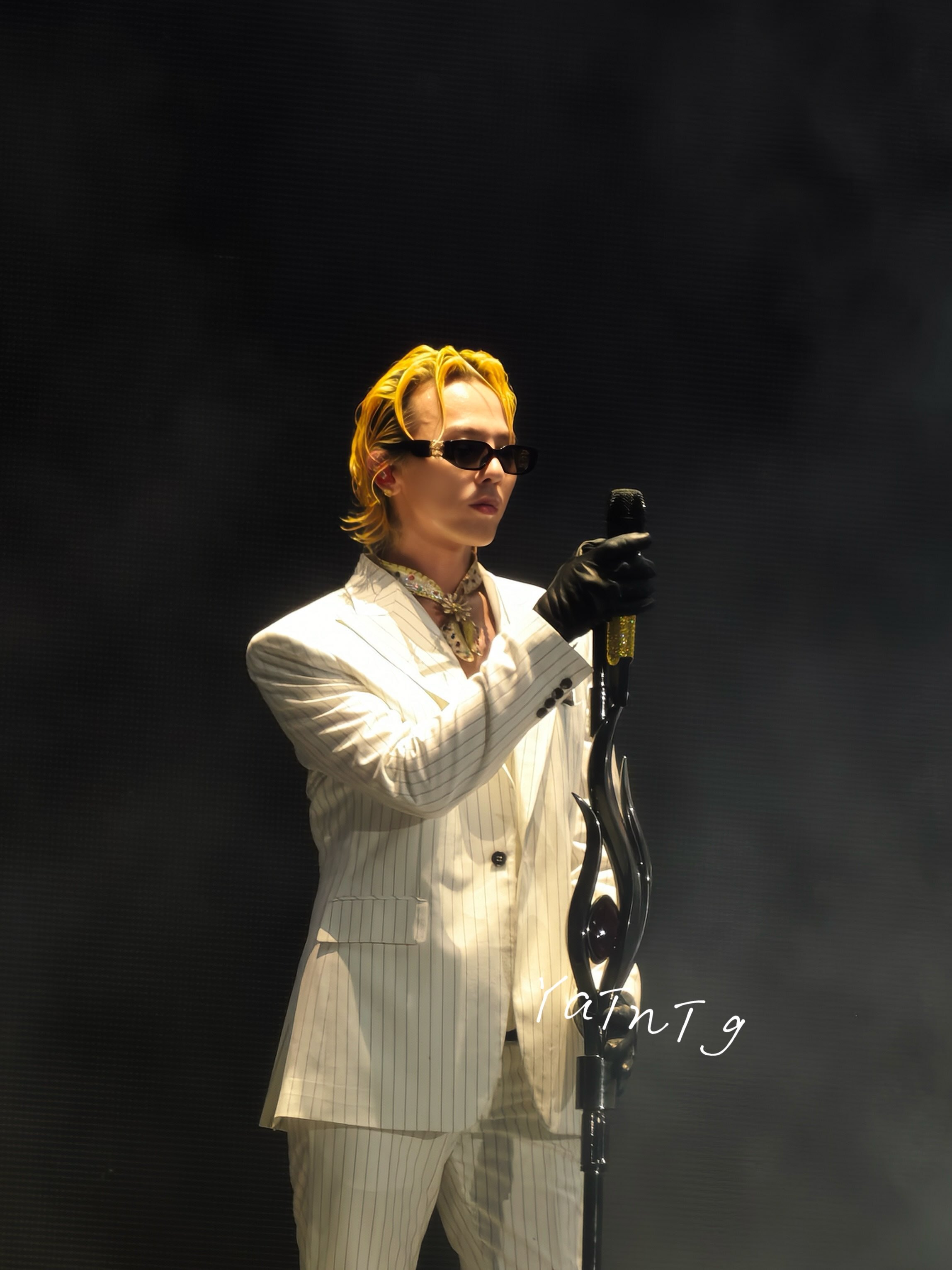 权志龙 高阳演唱会现场造型look 