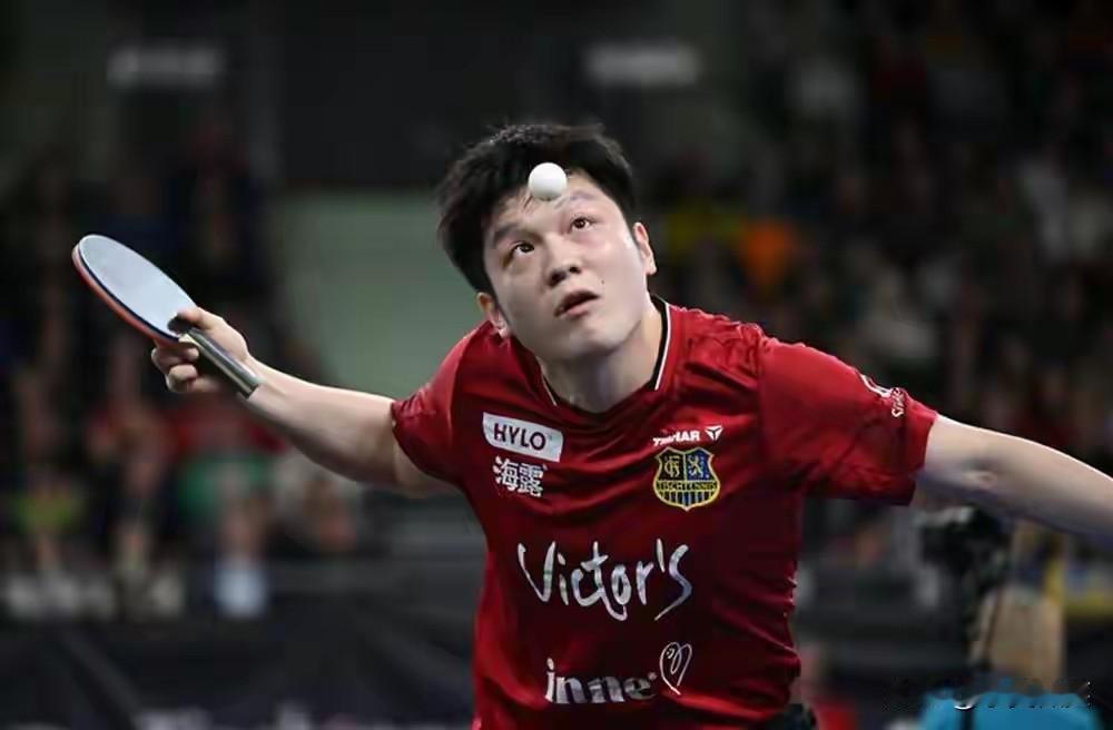 央视今晚将直播欧洲乒乓球俱乐部冠军联赛决赛。
决赛将在由樊正东领衔的萨尔布吕肯队