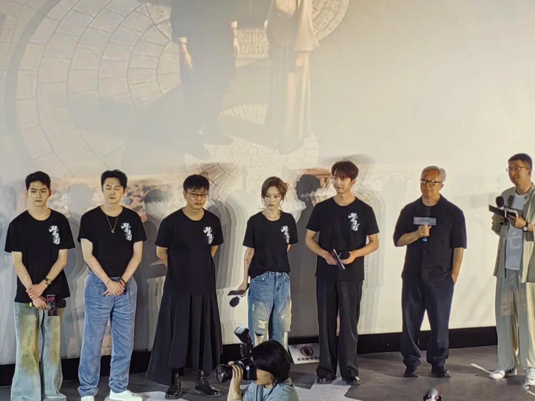 牛骏峰没被鲁班锁做局 牛骏峰见面会名场面！当主持人递上鲁班锁，他不假思索，指尖飞